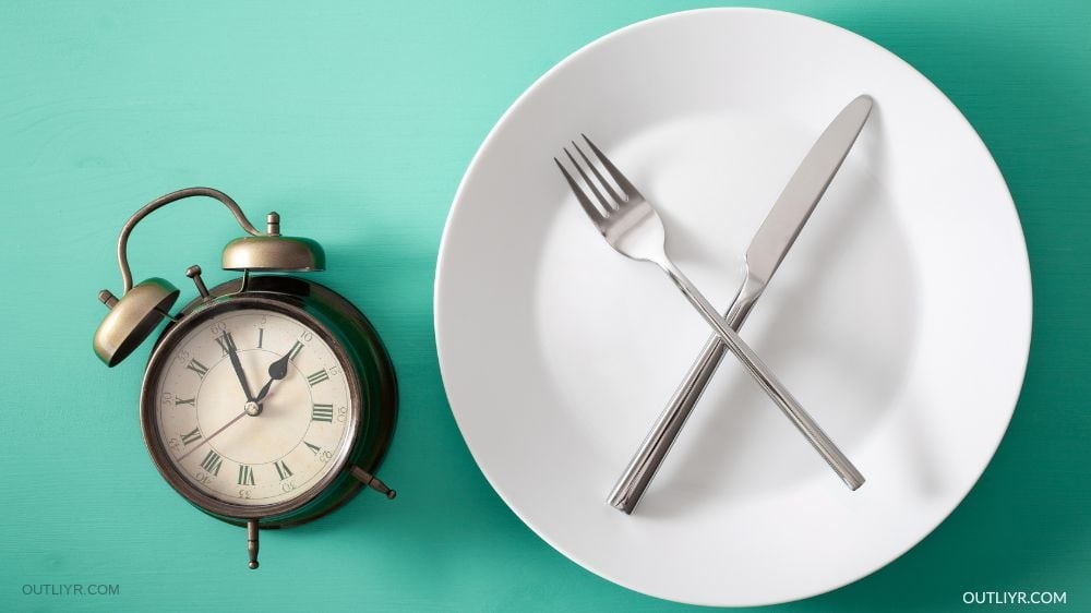 An empty plate and clock indicative of fasting timings